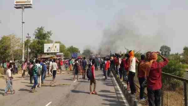 Migrant workers protest against government on Delhi-Agra highway