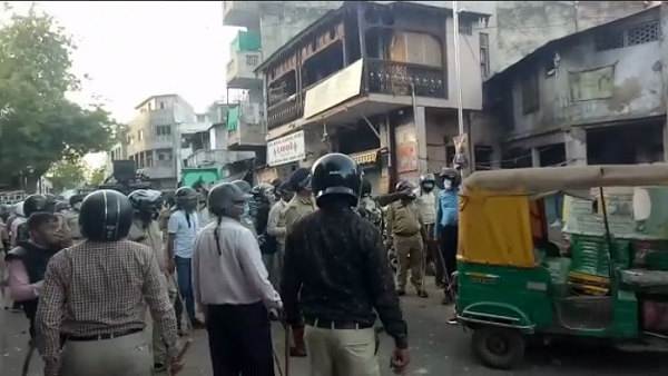 ahmedabad lockdown update: stone pelting on police, many people detained for affray ahmedabad lockdown update: stone pelting on police, many people detained for affray