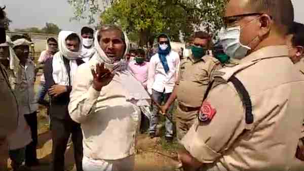 महिलाओं ने भी फेंके पत्थर