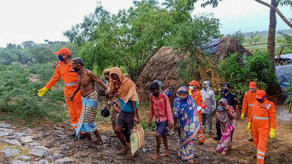 लाखों लोगों को सुरक्षित स्थान पर पहुंचाया गया लाखों लोगों को सुरक्षित स्थान पर पहुंचाया गया