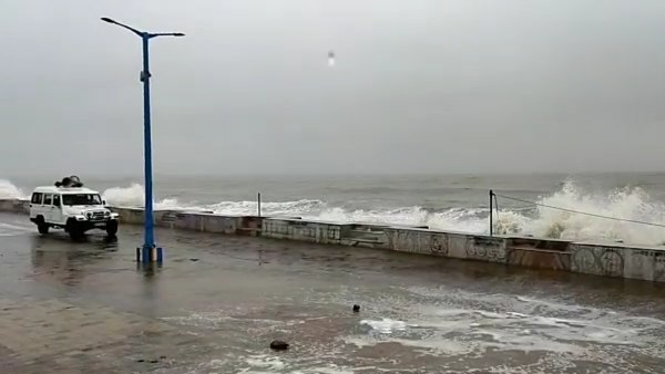 पश्चिम बंगाल की धरती से टकराया तूफान पश्चिम बंगाल की धरती से टकराया तूफान