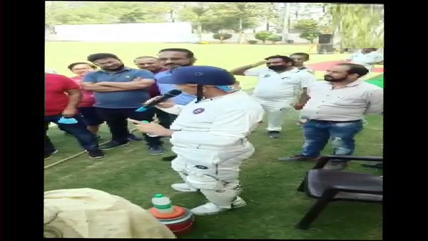 बल्लेबाजी की, फिर गेंद भी फेंकी, गाना गाया बल्लेबाजी की, फिर गेंद भी फेंकी, गाना गाया