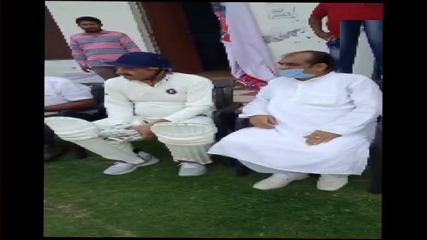 सोशल डिस्टेंसिंग की धज्जियां उड़ाने पर ट्रोल हुए सोशल डिस्टेंसिंग की धज्जियां उड़ाने पर ट्रोल हुए