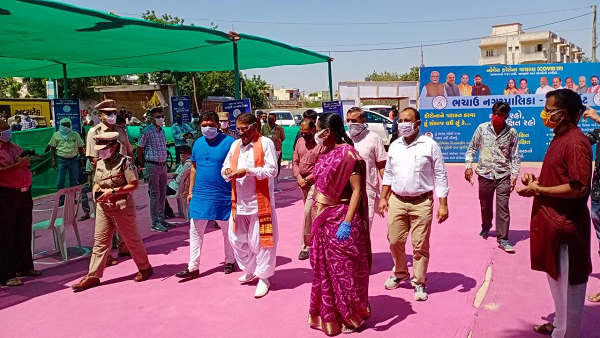 gujarat minister vasan ahir caught in camera without mask during a government program