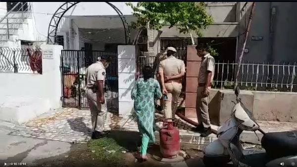  कांस्टेबल ने निकाला जलता सिलेंडर