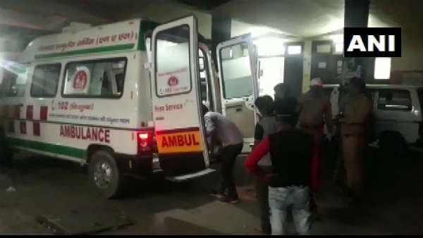 यूपी: प्रवासी मजदूरों को ले जा रही बस खाई में गिरी, 20 घायल यूपी: प्रवासी मजदूरों को ले जा रही बस खाई में गिरी, 20 घायल