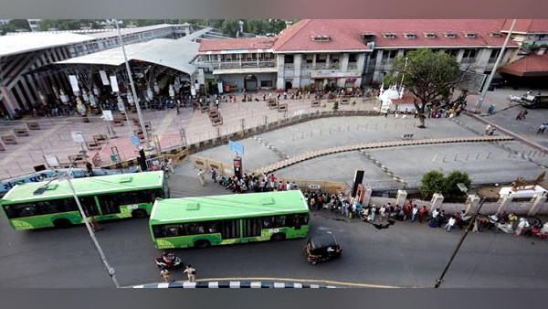  Vadodara: Bus carrying 30 migrant workers catches fire near Khodiyarnagar area 