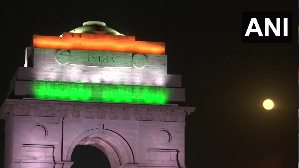 भारत में लोगों ने किया चांद का दीदार