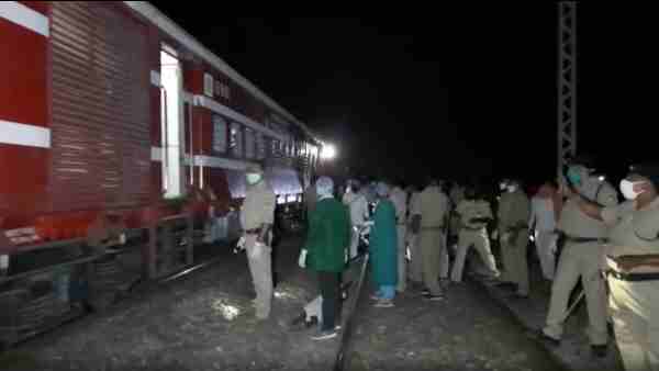 four family members jumped in front of the train and died in Chandauli four family members jumped in front of the train and died in Chandauli