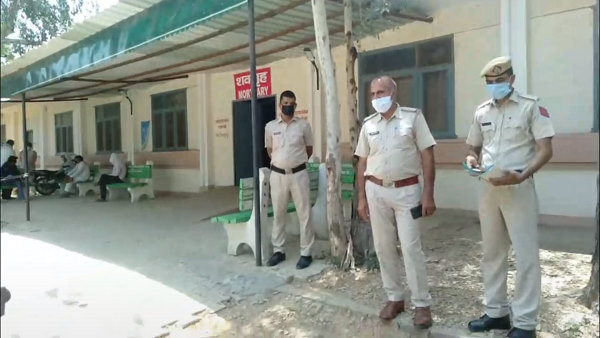 बीती रात सवा साल का बच्चा आंगन में खेल रहा था