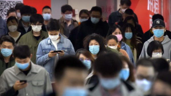 वुहान में लोगों को मास्क पहनना अनिवार्य है