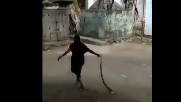 कुछ घंटों में ही वायरल हो गया वीडियो 
