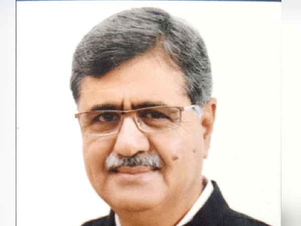 Congress MLA Bharat Bhushan Batra cuts cake with picture of Tiranga