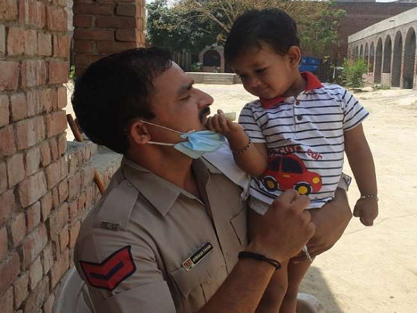 मां बच्ची से नहीं मिल पाती, पति वीडियो कॉलिंग कराते हैं मां बच्ची से नहीं मिल पाती, पति वीडियो कॉलिंग कराते हैं