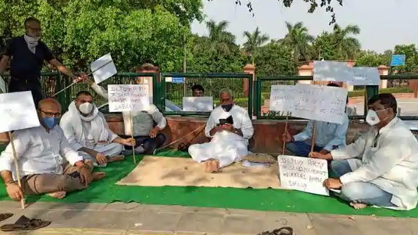 Yashwant Sinha, AAP Leaders Detained For Protest Over Migrants at Rajghat in New Delhi Yashwant Sinha, AAP Leaders Detained For Protest Over Migrants at Rajghat in New Delhi