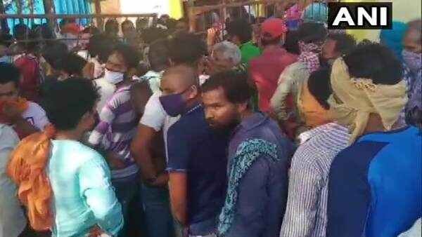 पुलिस ने लगाए बैरिकेड्स