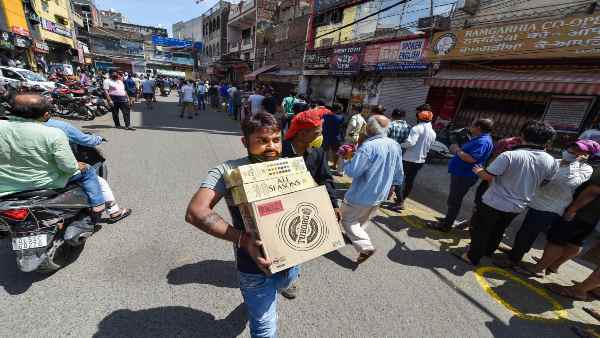 Delhi: Liquor shops closed due to heavy Crowds just hours after opening