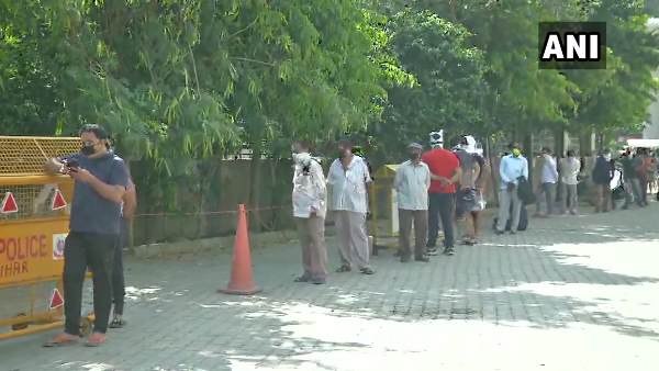 कश्मीरी गेट पर लाठीचार्ज