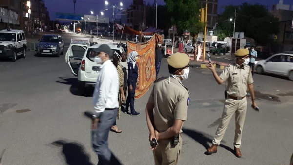 सड़क पर लगाया गया टेंट सड़क पर लगाया गया टेंट