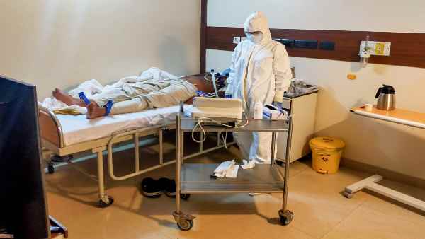 जूनियर डॉक्टरों के कंधे पर आया सारा भार