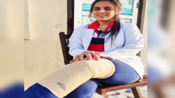 Jhunjhunus daughter Dr. Upasana Chaudhary Treating patients in corona crisis even after breaking her leg in accident