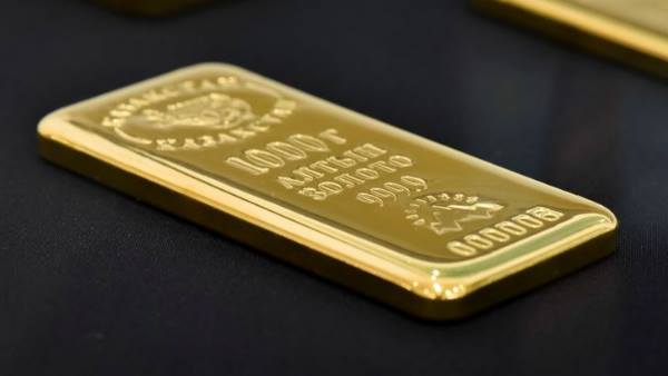 करोड़ों रुपए के सोने से भरा है बैग करोड़ों रुपए के सोने से भरा है बैग