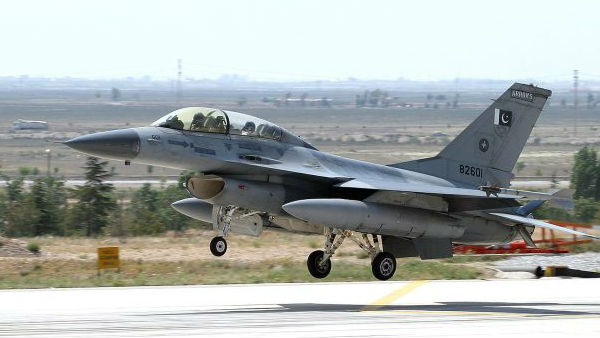 F-16 और JF-17 भर रहे उड़ान