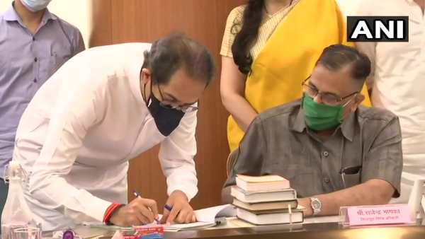 ठाकरे का इस महीने किसी सदन का सदस्य बनना था जरूरी