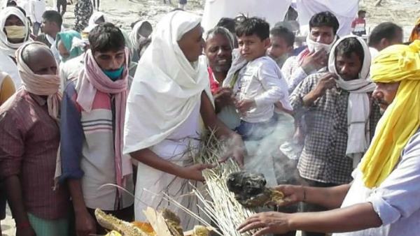 चार साल के बेटे ने दी मुखाग्नि चार साल के बेटे ने दी मुखाग्नि