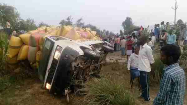 Three friends died in a road accident in Hardoi