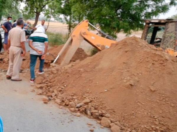 To stop entry of people from Delhi, Haryana dig up roads after sealing borders