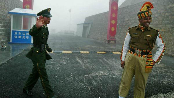 कुछ सैनिकों को आईं चोटें 