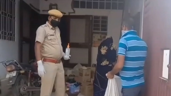 रात्रिकालिन गश्त के बाद दिन में तैयार करते राशन के पैकेट रात्रिकालिन गश्त के बाद दिन में तैयार करते राशन के पैकेट