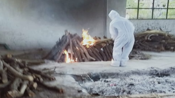 खुद ही तैयार करते हैं कब्र खुद ही तैयार करते हैं कब्र