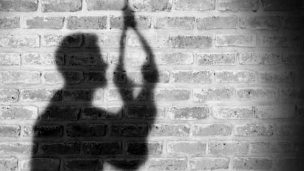 पत्नी से मिलने उसके कमरे में गया, लेकिन...