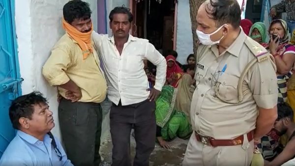 एक ही बेड पर खून से लथपथ​ मि​ले शव