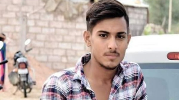 मुकेश ने शिकारी को पकड़ लिया मुकेश ने शिकारी को पकड़ लिया