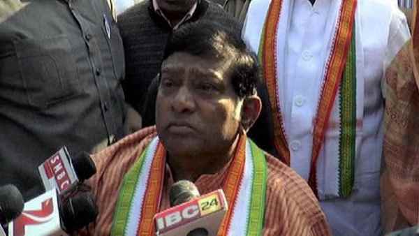 विवादों से हमेशा जुड़ा रहा नाम