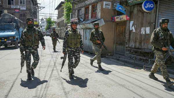 साल 2010 में आया पत्‍थरबाजी में नाम 