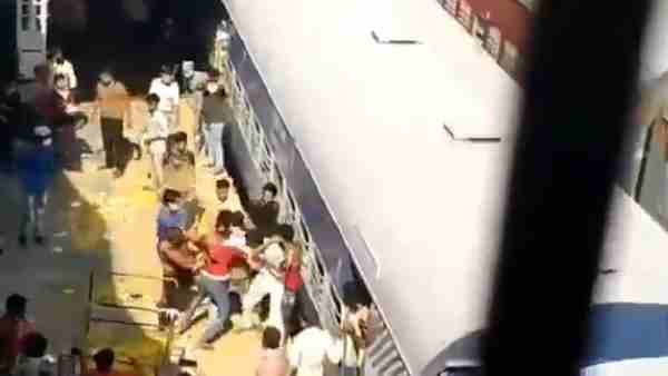 भोजन के पैकेट लूटने के लिए हुई हाथा-पाई भोजन के पैकेट लूटने के लिए हुई हाथा-पाई