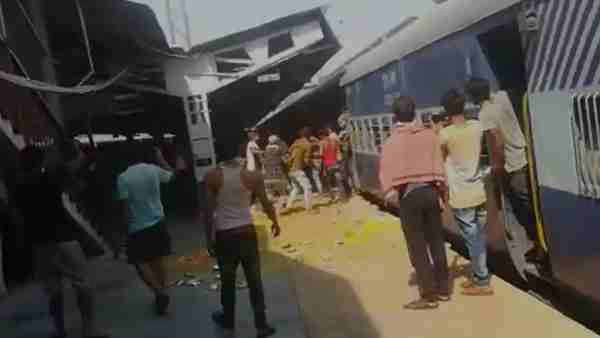 टॉयलेट का पानी पी कर प्यास बुझाई टॉयलेट का पानी पी कर प्यास बुझाई