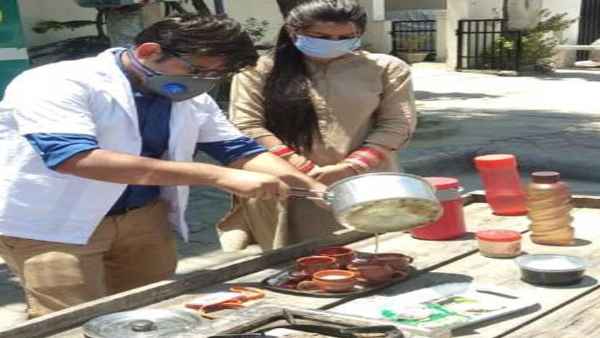 इस मजबूरी में ठेले पर बेच रहें चाय 