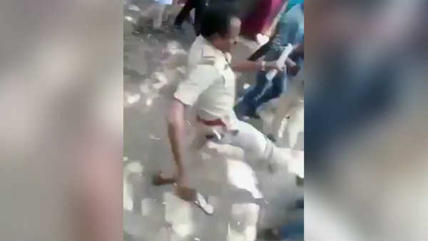 VIDEO: लॉकडाउन में घर भेजे जाने की मांग कर रहे मजदूर को पुलिसवाले ने जड़ा थप्पड़, मारी लात VIDEO: लॉकडाउन में घर भेजे जाने की मांग कर रहे मजदूर को पुलिसवाले ने जड़ा थप्पड़, मारी लात