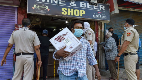 शराब को एक आदमी ने नहीं, बल्कि 8 आदमियों ने खरीदा था शराब को एक आदमी ने नहीं, बल्कि 8 आदमियों ने खरीदा था