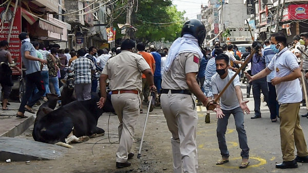 लोगों ने जलाए पटाखे लोगों ने जलाए पटाखे