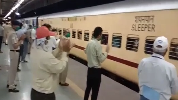 Lockdown Special train departing from Jaipur to patna with 1200 workers, farewell by clapping Lockdown Special train departing from Jaipur to patna with 1200 workers, farewell by clapping