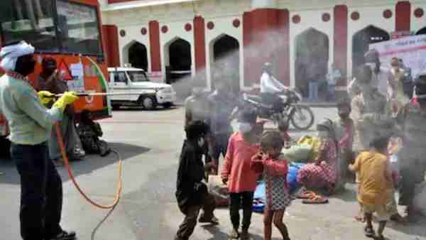 नगर निगम के कर्मचारियों ने प्रवासी श्रमिकों को केमिकल से नहला दिया