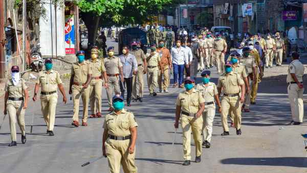 महाराष्ट्र में अभी सख्ती जारी रहने के संकेत