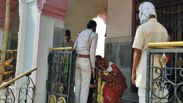  आठ लोगों की मौजदूगी में शादी