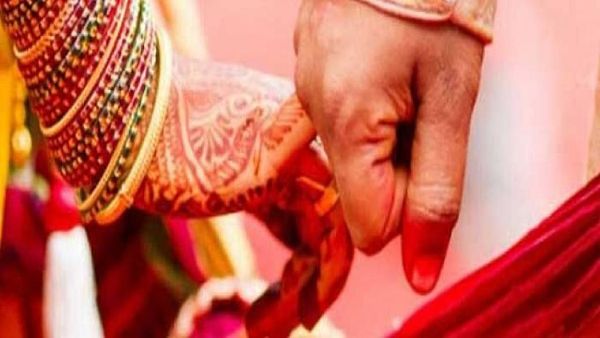 क्वॉरेंटाइन सेंटर में प्रभारी दो शिक्षकों ने युवा प्रेमी जोड़े की शादी कराई क्वॉरेंटाइन सेंटर में प्रभारी दो शिक्षकों ने युवा प्रेमी जोड़े की शादी कराई